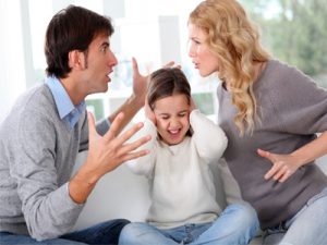 دعوای والدین در حضور فرزندان/ آسیب هایی که دعوای پدر و مادر به بچه ها میزنند